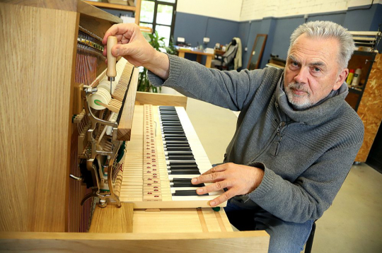 "Dzīves galvenā jēga ir būt noderīgam cilvēkiem," saka klaviermeistars Dāvids Kļaviņš, "ja spēju būvēt skaistas klavieres, kas iepriecina gan pianistus, gan klaviermūzikas klausītājus, tad tas ir mans piepildījums un par to varu būt gandarīts."
