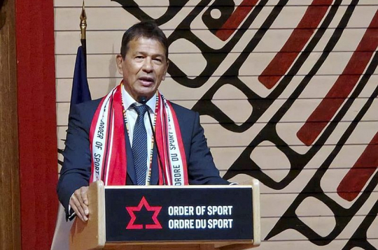 Bijušais Latvijas hokeja izlases galvenais treneris Teds Nolans uzstājas ar runu Kanādas Sporta slavas zāles jauno dalībnieku uzņemšanas ceremonijā. Bijušais Latvijas hokeja izlases galvenais treneris Teds Nolans uzstājas ar runu Kanādas Sporta slavas zāles jauno dalībnieku uzņemšanas ceremonijā.