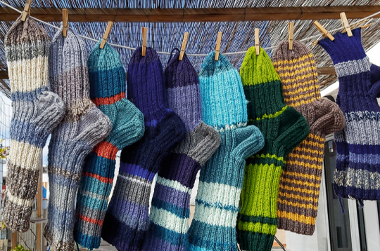 Rokdarbnieces Sandras Eglītes adītās zeķes Ukrainas karavīriem. Rokdarbnieces Sandras Eglītes adītās zeķes Ukrainas karavīriem.