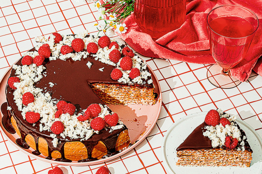 Vafeļkūka ar iebiezināto pienu. Vafeļkūka ar iebiezināto pienu.