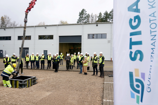 Jaunās koksnes nozares uzņēmuma "Stiga RM" rūpnīcas kapsulas iemūrēšanas pasākums Ogres novadā. Jaunās koksnes nozares uzņēmuma "Stiga RM" rūpnīcas kapsulas iemūrēšanas pasākums Ogres novadā.