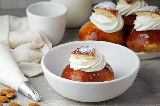 Krēmmaizītes 'Semla'. Krēmmaizītes 'Semla'.