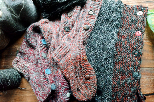 Laumas Neimanes zeķes pogājamas gandrīz līdz ceļgalam. Adāmas palielinātas ar domu, ka uz kājas ir apsējs vai ģipsis. Vislabāk viscaur vai vietām adīt elastīgajā valnīša rakstā. Noder mājās esošas atbilstoša lieluma pogas. Laumas Neimanes zeķes pogājamas gandrīz līdz ceļgalam. Adāmas palielinātas ar domu, ka uz kājas ir apsējs vai ģipsis. Vislabāk viscaur vai vietām adīt elastīgajā valnīša rakstā. Noder mājās esošas atbilstoša lieluma pogas.