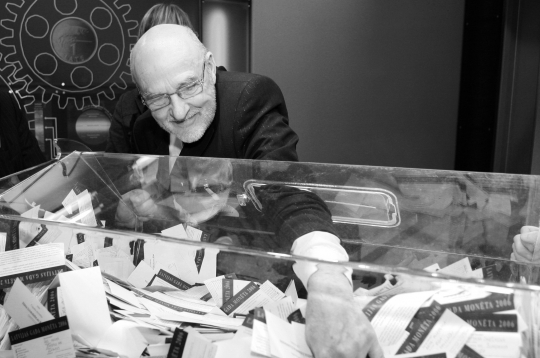 Mākslinieks Gunārs Krollis Latvijas Bankas konkursa "Latvijas gada monēta 2006" uzvarētāja apbalvošanas pasākumā.