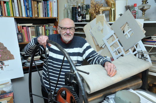 Gunārs Krollis (1932), grafiķis.