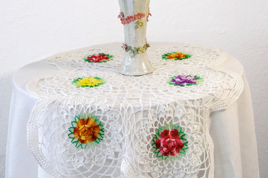 Tamborēts galdauts.