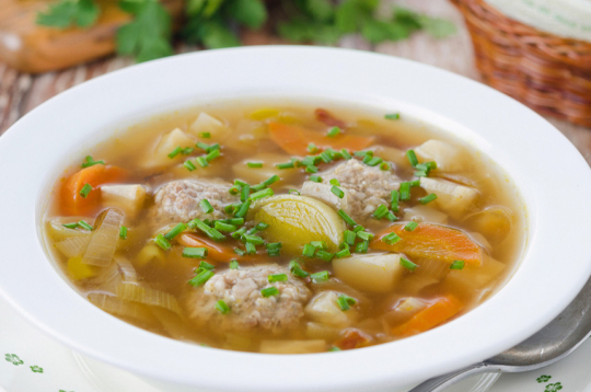 Frikadeļu zupa ar selerijām.