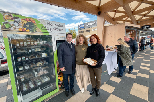Pašapkalpošanās ledusskapja atklāšanas dienā šāgada 11. oktobrī ar pircējiem tikās arī LPKS Provinces produkti valdes locekles Agnese Štencele (no labās), Aneta Rulle, kurām līdzās ir LLKA izpilddirektors Rolands Feldmanis.