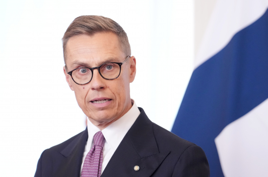 Somijas prezidents Aleksandrs Stubs piedalās preses konferencē pēc tikšanās ar Latvijas prezidentu Rīgas pilī. Somijas prezidents Aleksandrs Stubs piedalās preses konferencē pēc tikšanās ar Latvijas prezidentu Rīgas pilī.