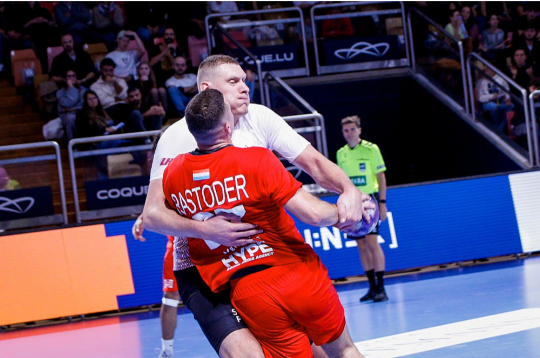 Viens no Luksemburgas spēlētājiem nonācis Latvijas izlases līdera Daiņa Krištopāna dzelžainajā tvērienā.