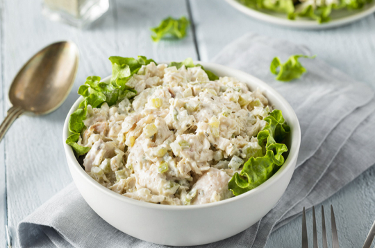 Selerijas un vistas salāti.