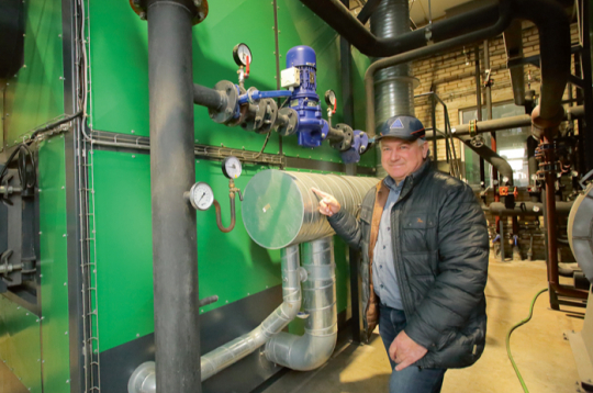 SIA "AGB serviss" saimnieks Aivars Bundzens: "Ar šķeldu kurināmās siltuma ražošanas iekārtas ir dārgākas nekā ar gāzi darbināmās, tomēr visā darbības cikla laikā, tie ir 15 līdz 20 gadi, ar šķeldu darbināmais katls ir izdevīgāks nekā gāzes iekārta." SIA "AGB serviss" saimnieks Aivars Bundzens: "Ar šķeldu kurināmās siltuma ražošanas iekārtas ir dārgākas nekā ar gāzi darbināmās, tomēr visā darbības cikla laikā, tie ir 15 līdz 20 gadi, ar šķeldu darbināmais katls ir izdevīgāks nekā gāzes iekārta."