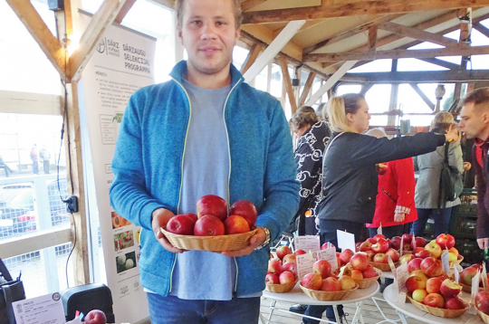 Dārzkopības institūta zinātniskais asistents Dāniels Udalovs. Dārzkopības institūta zinātniskais asistents Dāniels Udalovs.