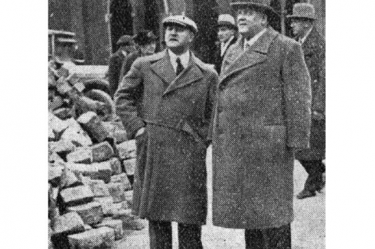 K. Ulmanis novērtē Doma laukuma bruģēšanu 1935. gada novembrī. K. Ulmanis novērtē Doma laukuma bruģēšanu 1935. gada novembrī.