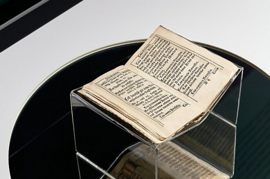 2022. gadā LNB bija skatāma izstāde "Atgriešanās. Senākā dzīvā grāmata latviešu valodā", kur bija eksponēta viena vienīga grāmata – 1585. gadā iespiestais Petra Kanīzija latviski tulkotais katehisms. 2022. gadā LNB bija skatāma izstāde "Atgriešanās. Senākā dzīvā grāmata latviešu valodā", kur bija eksponēta viena vienīga grāmata – 1585. gadā iespiestais Petra Kanīzija latviski tulkotais katehisms.