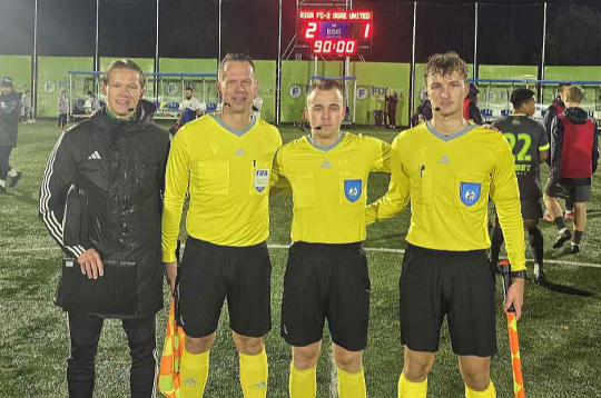 Vēsturisks brīdis Gudermaņu ģimenē un Latvijas futbolā – pirmo reizi Nākotnes jeb pēc spēka otrās līgas spēli tiesā tēvs un dēls. Attēlā no kreisās Artemijs Judins, Haralds Gudermanis, Kārlis Rozītis un Gustavs Gudermanis. Vēsturisks brīdis Gudermaņu ģimenē un Latvijas futbolā – pirmo reizi Nākotnes jeb pēc spēka otrās līgas spēli tiesā tēvs un dēls. Attēlā no kreisās Artemijs Judins, Haralds Gudermanis, Kārlis Rozītis un Gustavs Gudermanis.