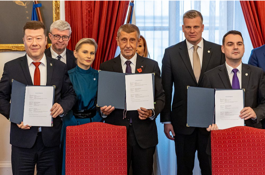 Čehijas potenciālais premjers Andrejs Babišs (vidū) un viņa eiroskeptiskās koalīcijas partneri pēc līguma parakstīšanas – "Brīvības un tiešās demokrātijas" Tomio Okamura (pa kreisi) un Petrs Macinka no "Autobraucējiem sev".