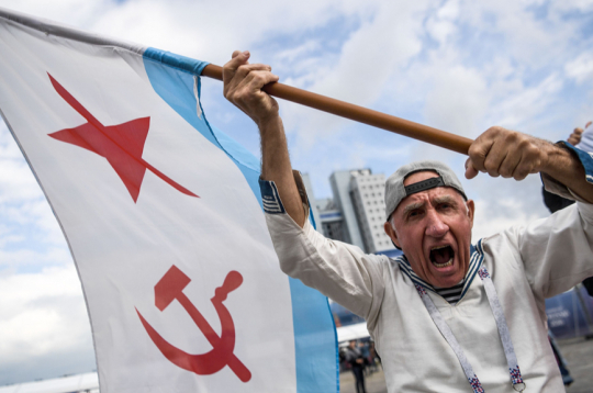 Krievijas pilsētā Kaļiņingradā futbola līdzjutējs vicina PSRS jūras kara flotes karogu. Kēnigsberga savulaik bija prūšu pilsēta, kas pēc Otrā pasaules kara nonāca PSRS kontrolē un tika
pārkrieviskota. Kēnigsbergas apgabalā joprojām atrodas Krievijas Baltijas jūras kara flotes štābs.
