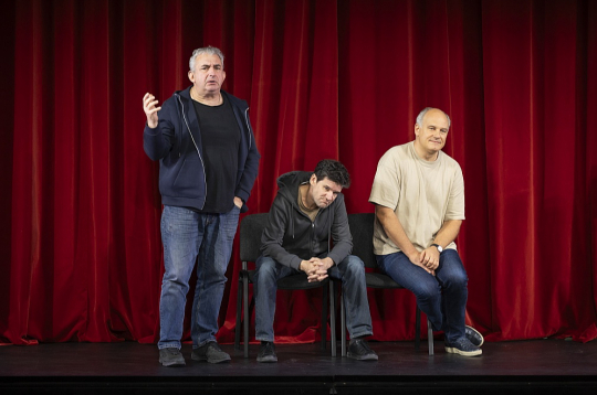 Pievilcīgākie un rosinošākie neapšaubāmi ir tie tēli, kuriem aktieris atdod kaut ko no sevis paša. Jaunā Rīgas teātra aktieri Gundars Āboliņš (no kreisās), Vilis Daudziņš un Andris Keišs dažādu izrādes varoņu lomās Alvja Hermaņa iestudējumā "Kritiens augšup". Pievilcīgākie un rosinošākie neapšaubāmi ir tie tēli, kuriem aktieris atdod kaut ko no sevis paša. Jaunā Rīgas teātra aktieri Gundars Āboliņš (no kreisās), Vilis Daudziņš un Andris Keišs dažādu izrādes varoņu lomās Alvja Hermaņa iestudējumā "Kritiens augšup".