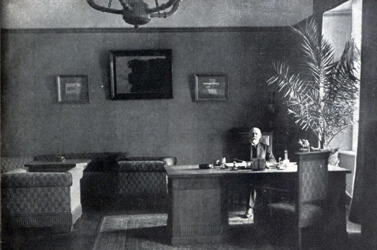 Valsts prezidents Jānis Čakste savā kabinetā 1925. gadā. Valsts prezidents Jānis Čakste savā kabinetā 1925. gadā.