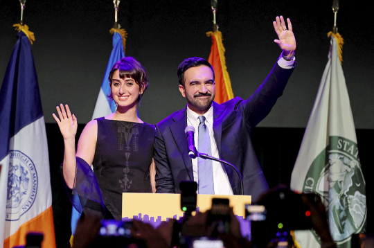 Ņujorkas mēra vēlēšanu uzvarētājs Zohrans Mamdani ar sievu Ramu Duvadži vēlēšanu naktī. Ņujorkas mēra vēlēšanu uzvarētājs Zohrans Mamdani ar sievu Ramu Duvadži vēlēšanu naktī.