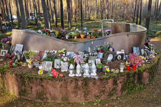 Piemineklis visiem mirušajiem ķepaiņiem – milzīgs dzirnakmens un atraisīta kaklasiksna, kas simboliski norāda, ka dzīvnieciņš tiek palaists brīvībā uz citiem medību laukiem.