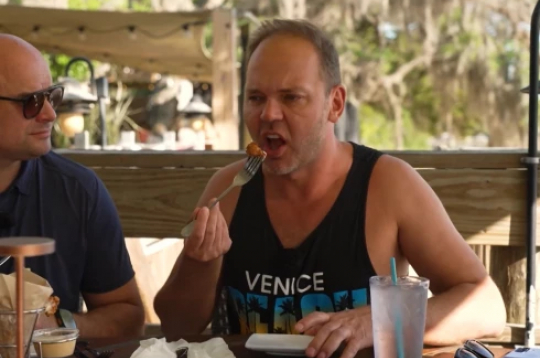 Lauris Reiniks pagaršo aligatora asti; "Garšo kā vista!" Lauris Reiniks pagaršo aligatora asti; "Garšo kā vista!"