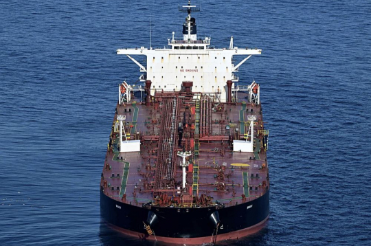 Oktobra izskaņā ES Ārlietu sanāksmē Luksemburgā izskatītajā ziņojumā minēts, ka Krievijas "ēnu flotē" jau iesaistīti līdz pat 1400 kuģu, kas atbalsta agresorvalsts kara ekonomiku. Oktobra izskaņā ES Ārlietu sanāksmē Luksemburgā izskatītajā ziņojumā minēts, ka Krievijas "ēnu flotē" jau iesaistīti līdz pat 1400 kuģu, kas atbalsta agresorvalsts kara ekonomiku.