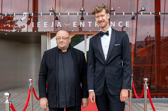 Valdes priekšsēdētājs Timurs Tomsons (no labās) un mākslinieciskais vadītājs Orests Silabriedis droši stūrē Liepājas "Lielo dzintaru" labāko Eiropas koncertzāļu virzienā.