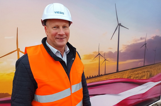 “Iedzīvotāju un arī pašvaldības emocionālo lēmumu laiks ir beidzies, sākusies racionāla sadarbība un tagad atliek tikai būvēt,” piedaloties vēja parka “Pienava Wind” pamatakmens svinīgajā ceremonijā, savā uzrunā novēlēja Tukuma novada domes priekšsēdētājs Gundars Važa.