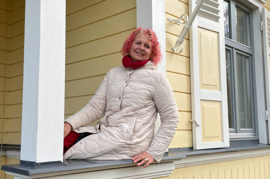 Draugi apgalvo, ka Ilva Mieze ar savu māju ir tā saaugusi, ka pat nespēj
viņu iedomāties citā vidē. Saimniece piebilst, ka nams prasa arī daudz pūļu