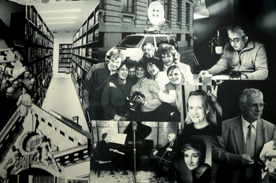 Radio dzīves mirkļi kolāžā, atrodas Radio nama kafejnīcā “Borščs Vecrīgā”, kurā saimnieko ukrainiete Ļina Furmanenko, kura, iebrūkot krieviem viņas
dzimtajā pilsētā Berdjanskā, kopš 2022. gada rada patvērumu
Latvijā.