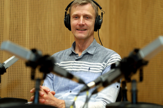 Raidījuma “Krustpunktā”
vadītājs Aidis Tomsons,
kam Radio darbā ir vairāk nekā 30 gadu pieredze.