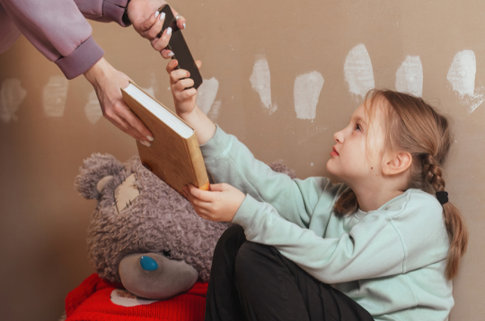 Kāpēc bērniem jālasa grāmatas, ja reiz strauji esam iegājuši digitālajā laikmetā, kur informācija ir pieejama dažu “klikšķu” attālumā? Atbilde vienkārša: lasīšana attīsta domāšanu, valodu un iztēli daudz dziļāk, nekā to spēj digitālie mediji.