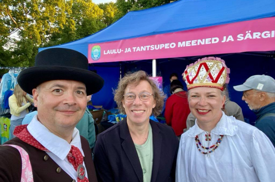 Artis Puriņš ar igauņu dejotājiem.