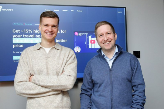 "Mūsu mērķis ir padarīt "Rebookify" par tūrisma tehnoloģiju veiksmes stāstu ne tikai vietējā, bet arī globālā mērogā un piecu gadu laikā kļūt par līderi inovatīvu tehnoloģiju jomā ceļojumu nozarē," saka tūrisma tehnoloģiju jaunuzņēmuma "Rebookify" līdzdibinātāji Matīss Reinis Puriņš (no kreisās) un Agris Ameriks.