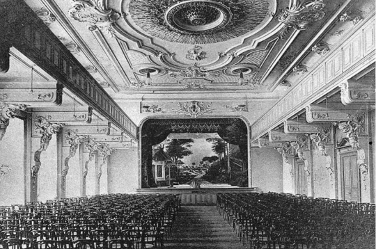 Rīgas Latviešu amatnieku palīdzības biedrības zāle 20. gs. sākumā. Rīgas Latviešu amatnieku palīdzības biedrības zāle 20. gs. sākumā.