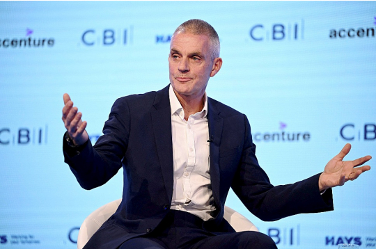 Tims Deivijs britu sabiedrisko raidorganizāciju BBC vada kopš 2020. gada. Deivijs svētdien paziņoja, ka "pašreizējās diskusijas" par BBC ir veicinājušas viņa lēmumu atkāpties, tomēr šādam solim ir arī citi iemesli.