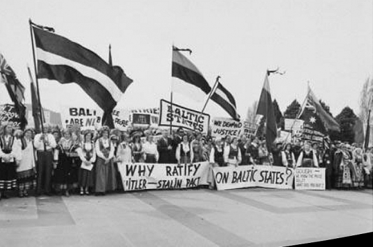 Demonstrācijas Austrālijā notika stratēģiski bieži un neatlaidīgi 16 mēnešu garumā, protestējot pret Baltijas valstu inkorporācijas Padomju Savienībā "de jure" pieņemšanu. Demonstrācijas Austrālijā notika stratēģiski bieži un neatlaidīgi 16 mēnešu garumā, protestējot pret Baltijas valstu inkorporācijas Padomju Savienībā "de jure" pieņemšanu.