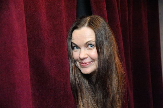 Evija Krūze: ""Viss par Ievu" būs krāšņa izrāde ar tiešām atklāti saskatāmām teātra aizkulisēm. Uz skatuves būs gan ģērbējs, gan grima mākslinieces, un, ripai griežoties, būs redzami arī skatuves mākslinieki un vērojamas nianses, kas notiek starp ainām. Tomēr noslēpums neizpaliks..." Evija Krūze: ""Viss par Ievu" būs krāšņa izrāde ar tiešām atklāti saskatāmām teātra aizkulisēm. Uz skatuves būs gan ģērbējs, gan grima mākslinieces, un, ripai griežoties, būs redzami arī skatuves mākslinieki un vērojamas nianses, kas notiek starp ainām. Tomēr noslēpums neizpaliks..."