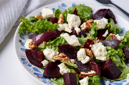 Biešu un valriekstu salāti.