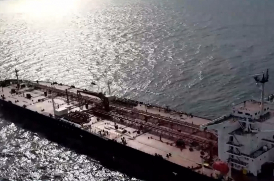 Krievu ēnu flotes kuģis.