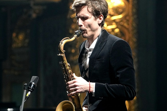 Saksofonists Kārlis Auziņš uzstājas "Lielās mūzikas balvas 2022" pasniegšanas ceremonijā Latvijas Nacionālajā operā.