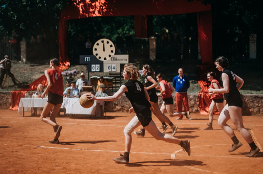 Agnese Budovska komandas "TTT" līderes Dzidras Uztupes-Karamiševas lomā. Agnese Budovska komandas "TTT" līderes Dzidras Uztupes-Karamiševas lomā.