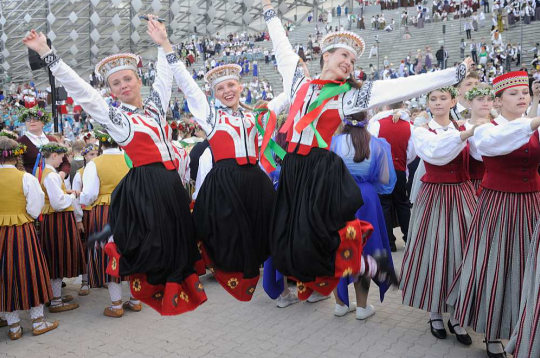 Pēc desmit gadu pārtraukuma šovasar notikušie Skolu jaunatnes dziesmu un deju svētki, iesaistot gandrīz 38 000 dalībnieku, bija mākslinieciski augstvērtīgi, tomēr ar tiem saistītās problēmas ir saglabājušās. Pēc desmit gadu pārtraukuma šovasar notikušie Skolu jaunatnes dziesmu un deju svētki, iesaistot gandrīz 38 000 dalībnieku, bija mākslinieciski augstvērtīgi, tomēr ar tiem saistītās problēmas ir saglabājušās.