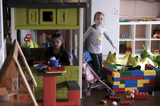 Ukraiņu bērni rotaļājas spēļu stūrī uz prāmja "Isabelle", kad tas bija pietauvots Tallinā kā pirmā patvēruma meklētāju pagaidu mājvieta. Tagad visas valsts finansētās izmitināšanas vietas slēgtas. Ukraiņu bērni rotaļājas spēļu stūrī uz prāmja "Isabelle", kad tas bija pietauvots Tallinā kā pirmā patvēruma meklētāju pagaidu mājvieta. Tagad visas valsts finansētās izmitināšanas vietas slēgtas.