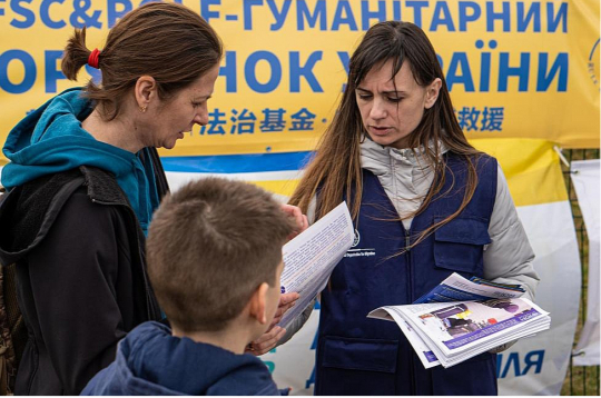 Starptautiskās bēgļu organizācijas Lietuvas birojā informē atbraukušos ukraiņus par iespējām saņem vienreizēju pabalstu 352 eiro apmērā par katru ģimenes locekli.