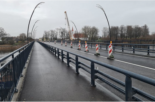 Jaunajam tiltam neviena no vecā tilta konstrukcijām nebija atbilstoša un derīga, tāpēc visus vecā tilta balstus nācies demontēt. Salacgrīvieši ir patīkami pārsteigti, ka tilta būvniecība tikusi pabeigta sākotnēji solītajos termiņos, kas Latvijā ir retums. Būvnieki apliecina – iekļauties pusotrā gadā neesot bijis viegli. Jaunajam tiltam neviena no vecā tilta konstrukcijām nebija atbilstoša un derīga, tāpēc visus vecā tilta balstus nācies demontēt. Salacgrīvieši ir patīkami pārsteigti, ka tilta būvniecība tikusi pabeigta sākotnēji solītajos termiņos, kas Latvijā ir retums. Būvnieki apliecina – iekļauties pusotrā gadā neesot bijis viegli.