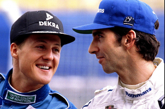 Mihaēls Šūmahers (no kreisās) un Deimons Hils deviņdesmito gadu vidū bija sīvākie sāncenši F-1 trasēs.
