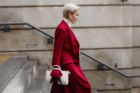 Sarkanā krāsa ir autoritatīva un enerģiska, piesaista uzmanību un rada spilgtu akcentu koptēlā